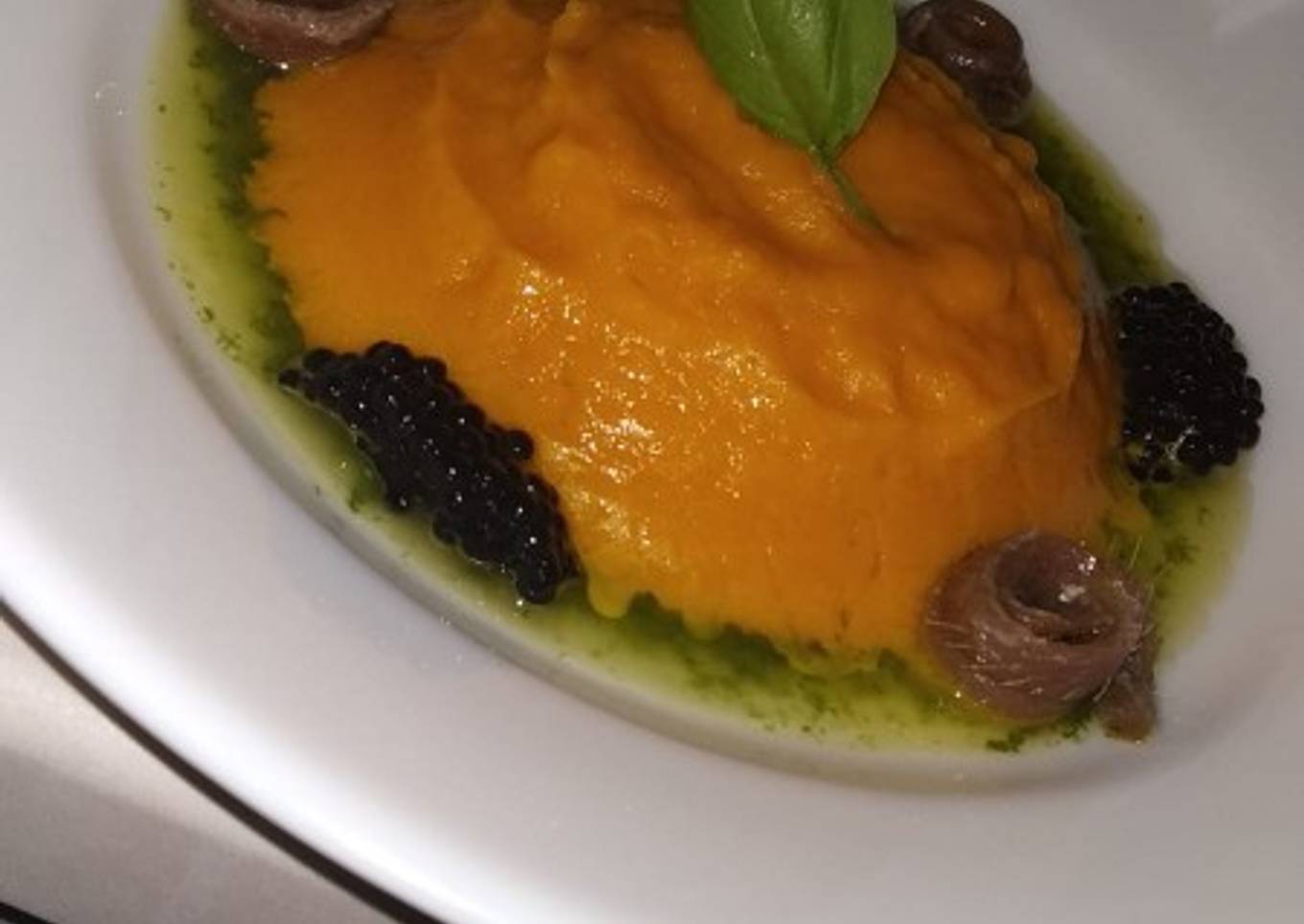CREMA DE ZANAHORIA con aceite de albahaca y anchoas