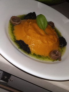 Una foto de CREMA DE ZANAHORIA con aceite de albahaca y anchoas