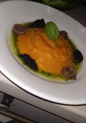Una foto de CREMA DE ZANAHORIA con aceite de albahaca y anchoas