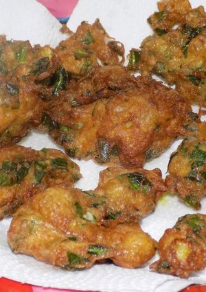 Una foto de Buñuelitos de espinaca y harina integral  fritos y muffins al horno