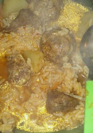 Una foto de Guiso de arroz con albondiga