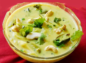 A picture of Snake Gourd paal koottu (koottu with milk).