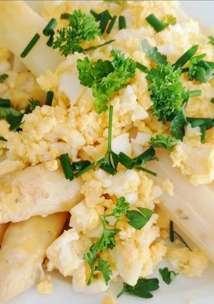 Une photo de Asperges, œufs citron et herbes fraiches