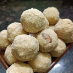A picture of Thand Wale Gond Laddoo.
