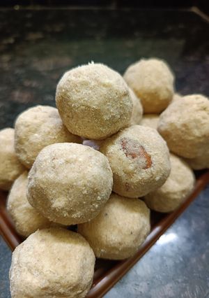 A picture of Thand Wale Gond Laddoo.