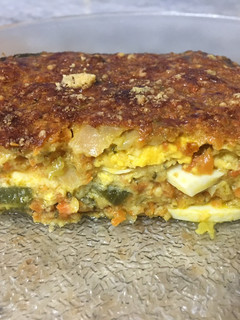 Una foto de Tortilla de zapallitos y zanahoria rellena con queso y huevo