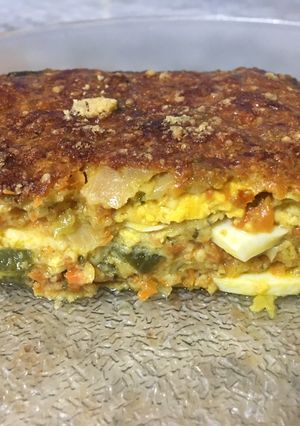 Una foto de Tortilla de zapallitos y zanahoria rellena con queso y huevo