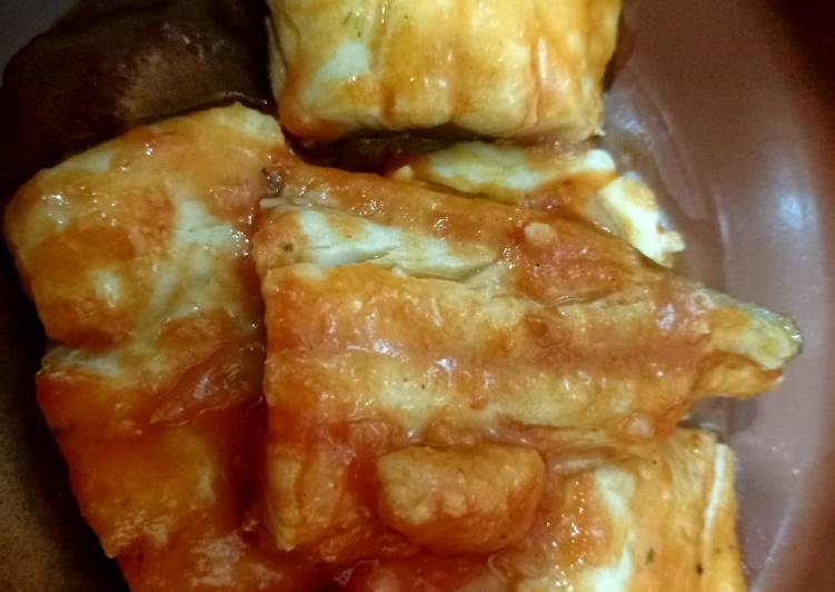Bacalao con tomate e invitados 🌶️🐟 🍅 🦐🦐🍷