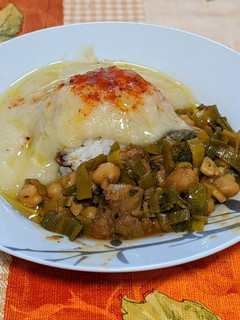 Una foto de Pavo estofado con puerros al curry de cerveza