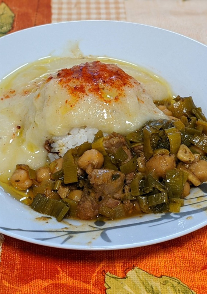 Una foto de Pavo estofado con puerros al curry de cerveza