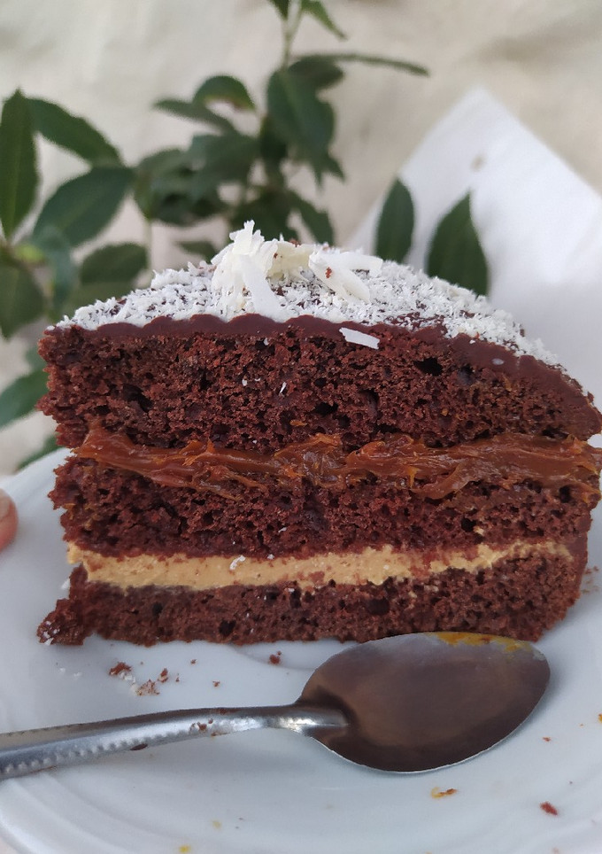 Una foto de Torta De Chocolate, Crema De Café Y Dulce De Leche