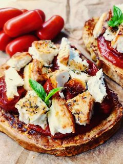 Foto di French toast salato con sugo di datterini freschi e feta arrosto