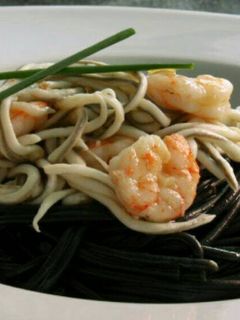 Una foto de Spaguetis con gulas 