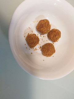 Una foto de Bombones de hueva y mojama con almendras