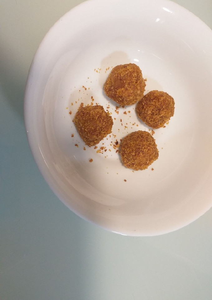 Una foto de Bombones de hueva y mojama con almendras