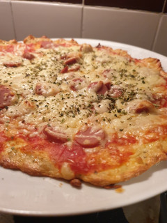 Una foto de Pizza con base de pollo