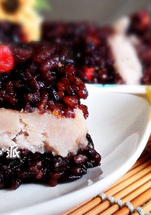 A picture of Black Glutinous Rice, Goji Berry, and Taro Cake.