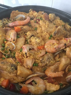 Una foto de Paella de pollo y gambas