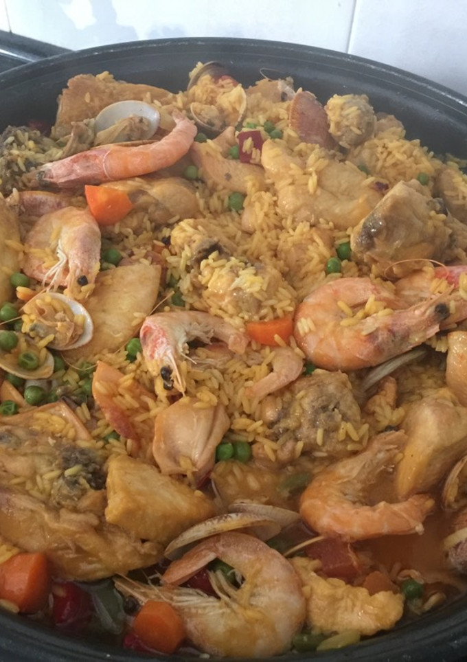 Una foto de Paella de pollo y gambas