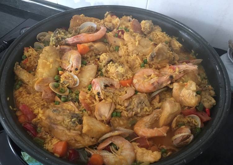 Paella de pollo y gambas