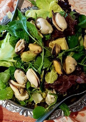 Una foto de Ensalada de mejillones mix de hojas verdes