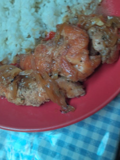 Una foto de Filetitos de pollo con cebolla caramelizada