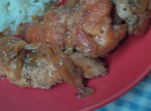 Una foto de Filetitos de pollo con cebolla caramelizada