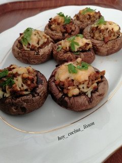 Una foto de Champiñones rellenos de carne picada