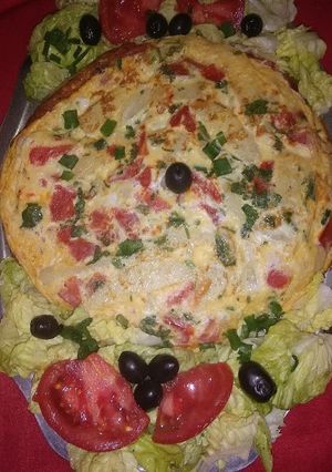 صورة لوصفة خبزة البيض والخضار في المقلاة🍅🌿🥚