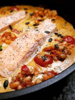 Foto principal de Salmón con salsa cremosa de ajo, tomate y espinacas con fessolet