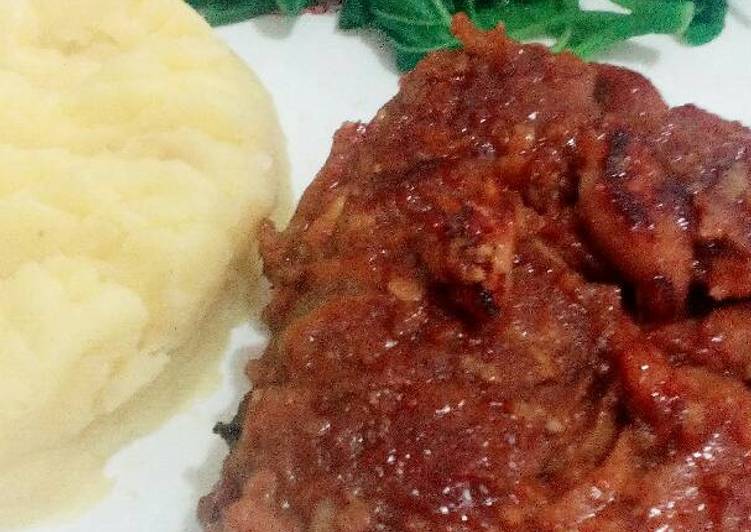 Pan fried beef with mashed potato