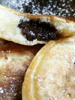 Фото Пышные оладьи с шоколадной начинкой.