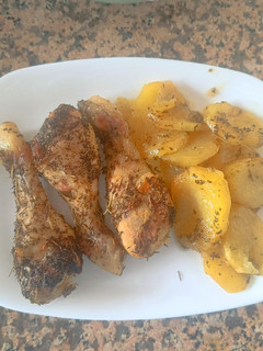 Una foto de Muslos de pollo a las finas hierbas con su guarnición