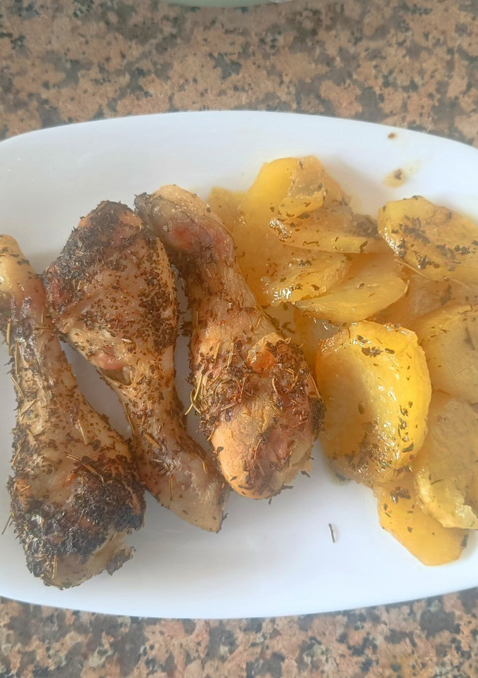 Una foto de Muslos de pollo a las finas hierbas con su guarnición