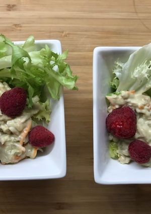 Une photo de Salade Avocat Poire Surimi Framboise