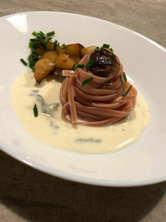 Foto di Tagliolini al vino rosso su blue Stilton con pere e castagne caramellate