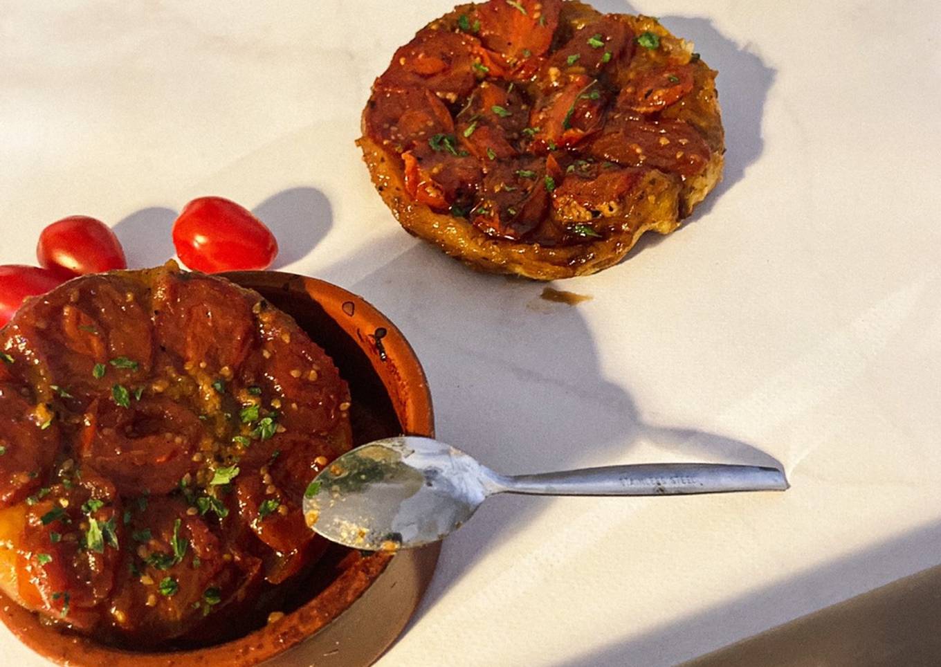 Tartes tatins au pesto et tomates