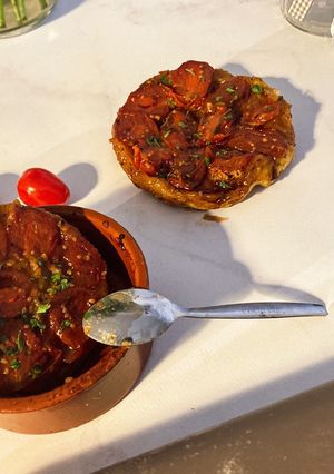 Une photo de Tartes tatins au pesto et tomates