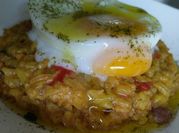 Una foto de arroz con pulpo y almejas