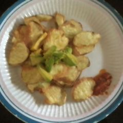 Fried potatoes with avocado slices A picture of Fried potatoes with avocado slices.