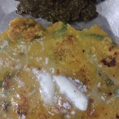 A picture of Corn flour roti with spinach.