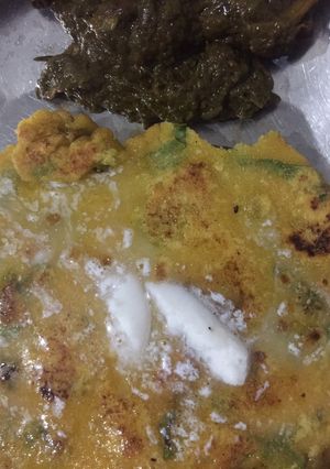 A picture of Corn flour roti with spinach.