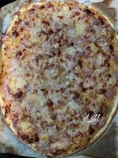 Una foto de Pizza de compota de manzana, foie de pato y jamón serrano