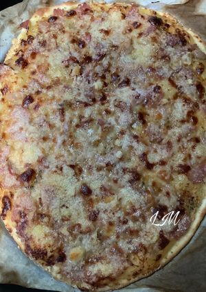 Una foto de Pizza de compota de manzana, foie de pato y jamón serrano