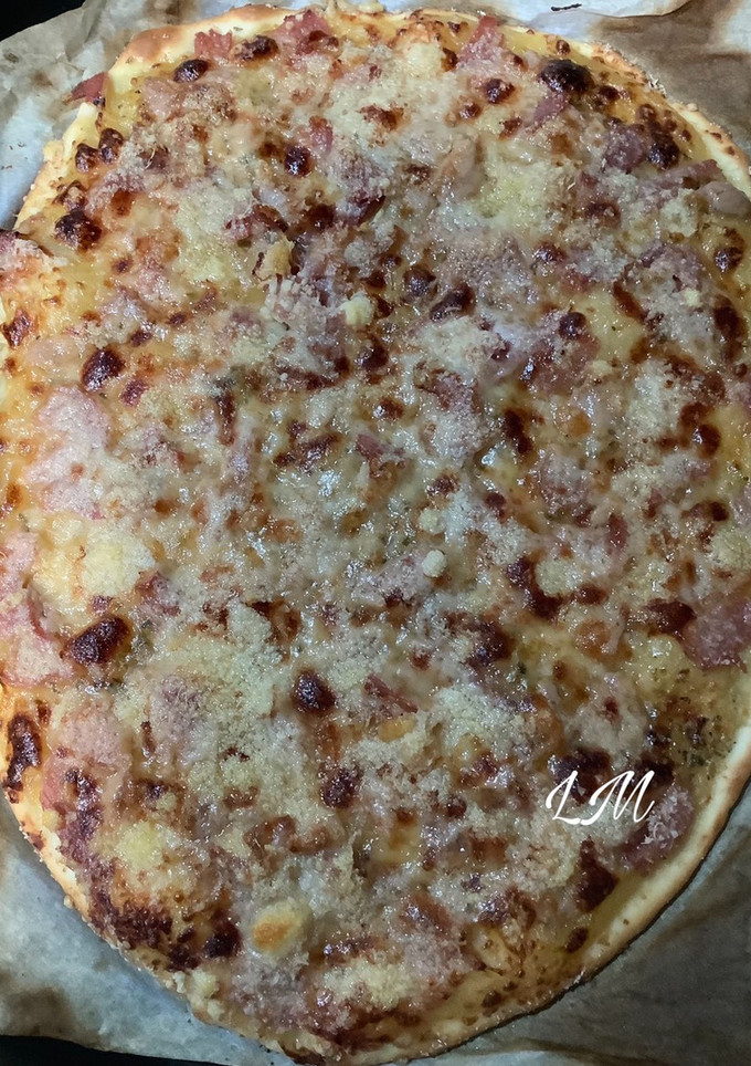 Una foto de Pizza de compota de manzana, foie de pato y jamón serrano