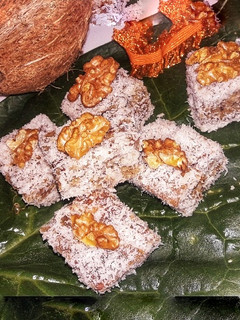 ओट्स कोकोनट वालनट बर्फी (Oats coconut walnut barfi recipe in Hindi) रेसिपी मुख्य फोटो