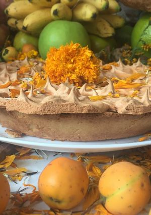Una foto de Tarta de manzana con coulis de mandarina y merengue francés