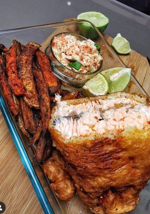 Une photo de Fish & chips saumon son duo de frites de patates douces et coleslaw maison