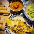 Cena venezolana: cachapas con carne, tequeños y salsa guasacaca