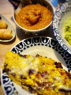 Una foto de Cena venezolana: cachapas con carne, tequeños y salsa guasacaca